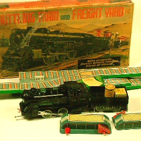 画像: 貨物列車と駅のセット 箱付き 1950年代製を掲載しました。